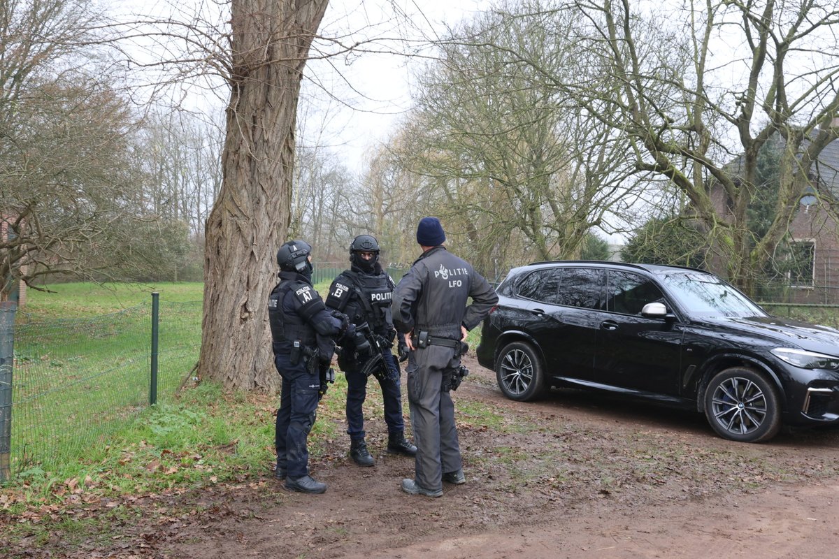 Zwaarbewapende agenten bij aangetroffen drugslab