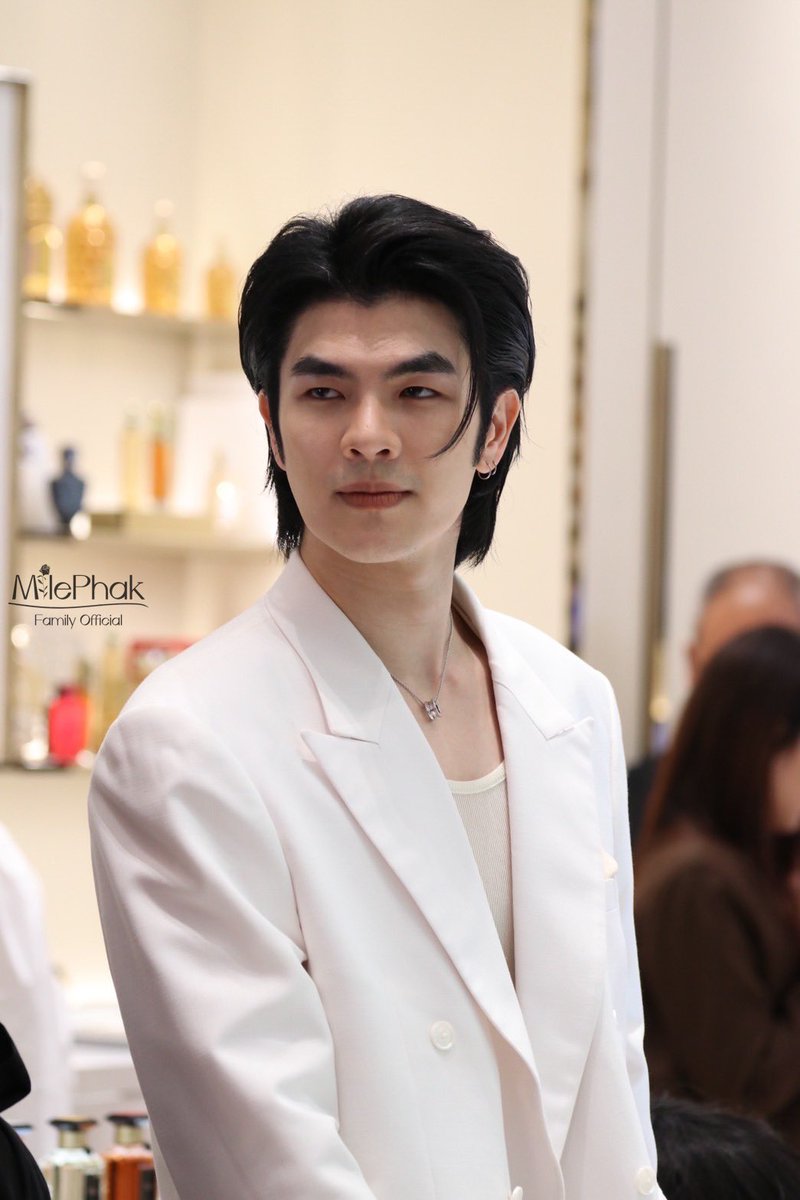 ขอคำนิยามให้ความหล่อของพี่มายวันนี้หน่อยค่ะ

MILE X NEW GUERLAIN BOUTIQUE    

#GuerlainThailandXMile <a href="/milephakphum/">mile phakphum</a> 
#MilePhakphum 
ขอบคุณรูปจากคนสวยวีไอพึ🙏🏻