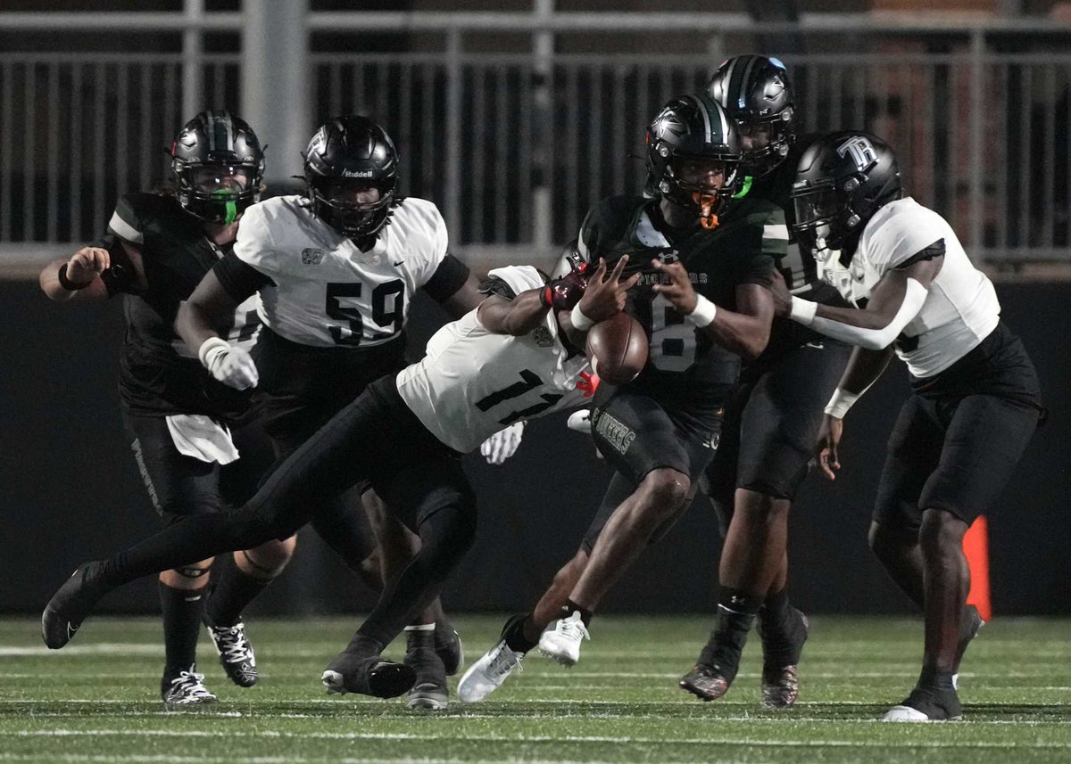 FtBendNews's tweet photo. Tenacious Randle defense has been key during run to state semifinals https://t.co/5JHD60Qtlj https://t.co/ibBzhJwoui