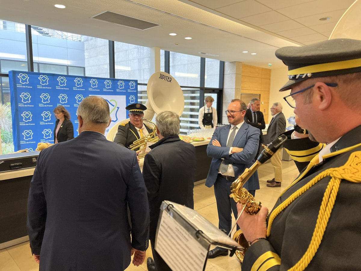 Co-Produit par la Region #hautsdefrance #Pictanovo <a href="/GTEMPREMANT/">Grégory TEMPREMANT</a>, le film En Fanfare (29 jours de tournage en region, 800.000 entrées en 15 jours) s’est invité lors de la Plénière au travers de l’Harmonie de Lallaing, chère à notre élu <a href="/jpflallaing/">Jean-Paul FONTAINE</a>, Conseiller Regional et Maire.