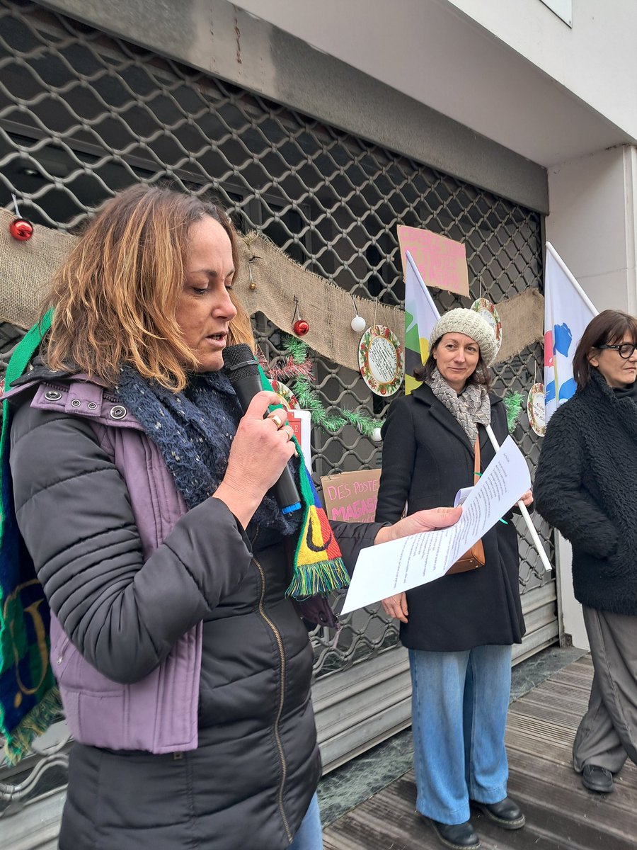 FsuAude's tweet photo. À #Carcassonne, la DSDEN est redécorée par les revendications des collègues. Une semaine après la #greve5decembre, le message est clair : l'Éducation Nationale a besoin d'un budget de rupture. Le prochain gouvernement est prévenu ! https://t.co/Rf9ZdnxsTV