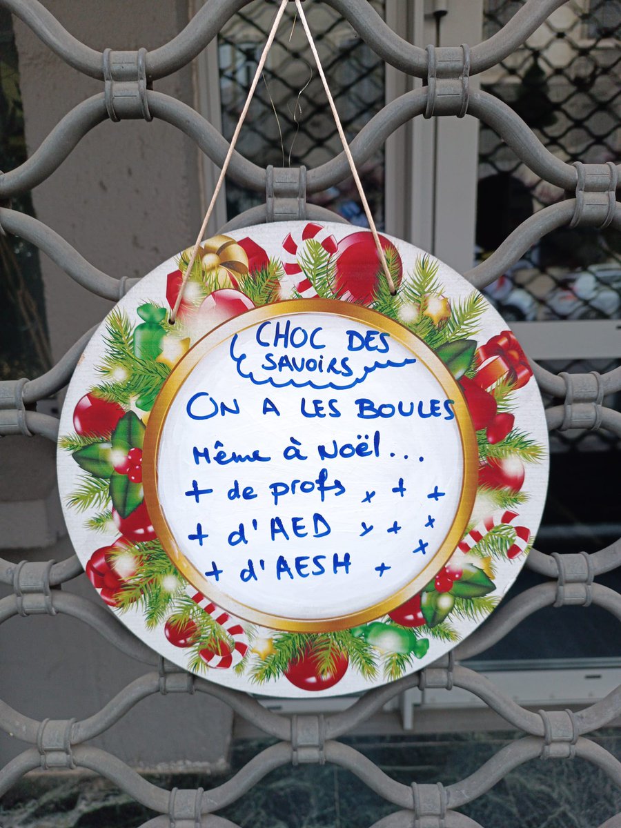 À #Carcassonne, la DSDEN est redécorée par les revendications des collègues. Une semaine après la #greve5decembre, le message est clair : l'Éducation Nationale a besoin d'un budget de rupture. Le prochain gouvernement est prévenu !
