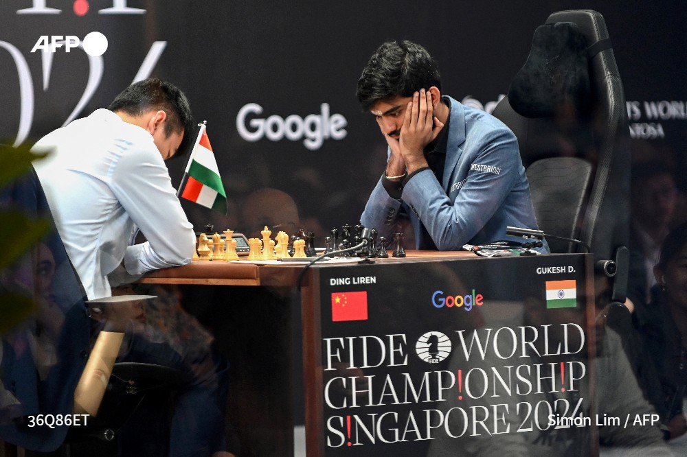 ♟️A 18 ans, l'Indien Dommaraju Gukesh devient le plus jeune champion du monde d'échecs après avoir remporté jeudi la dernière partie longue contre le tenant du titre chinois Ding Liren #AFP