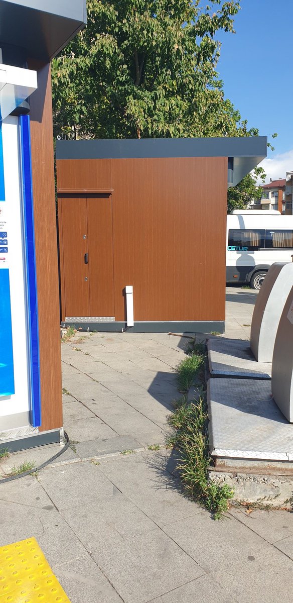 etopanx's tweet photo. @onursaladiguzel Başkanım Fetih Mah Eskiçiflik yolu Cd üzerinde bulunan bankamatiklerin yanına yeni eklenen 2 adet bankamatik kaldırım üzerine yapıldı, yaptığımız tüm uyarılara rağmen maalesef yapıldı, yanında çöp konteynerlerin olması tam bir problem, lütfen konuya bir el atın yada atsınlar https://t.co/WOkDY9tHEp