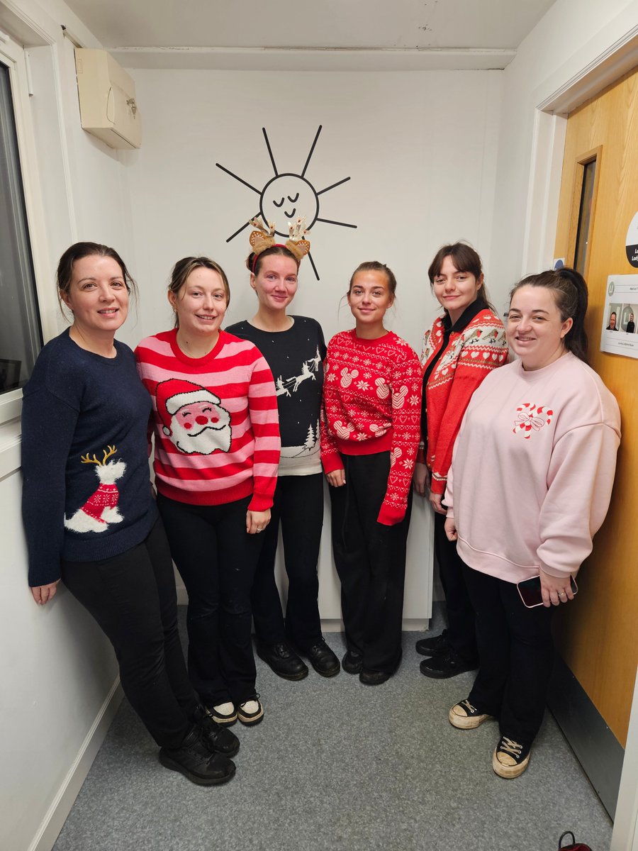 lullabynursery's tweet image. Christmas Kindness Calendar Day 12 🎅

🎄 Our team are all wearing their Christmas jumpers today, looking good everyone!

#SpreadingKindness #ChristmasJumperDay @TIGERS_UK