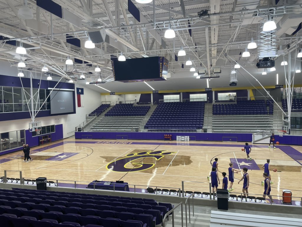 SE_EagleHoops's tweet photo. Eagles have landed in Godley and ready for game 1! Go Eagles! π¦
π #BuildYourTarget #Familia @Agon9494 @Johnnytapia2005 @JeBarra22 @SanEliAthletics @TroyEnriquezSE @SanElizarioISD https://t.co/XbQmECE8j2