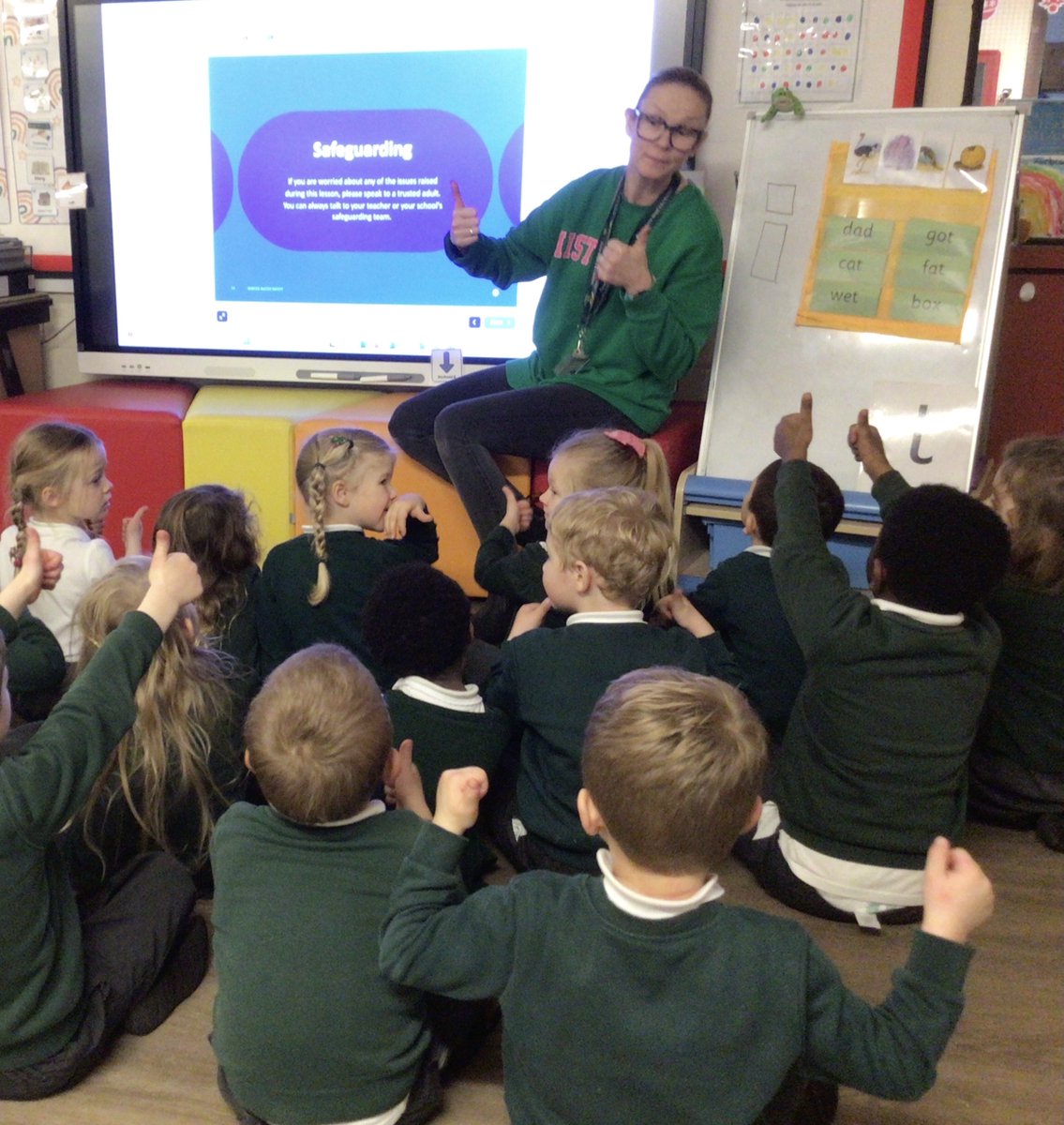 DaneRoydUFS's tweet photo. This afternoon we learned about how to stay safe near water in winter. We talked about the dangers of ice and what to do in an accident. @DaneRoydSchool #DaneRoydFirstAid https://t.co/jCCmvGI8no
