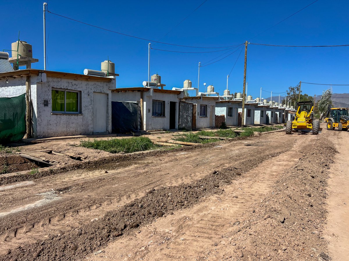 lasherasmza's tweet photo. #Obras 👷🏻 ¡Buenas noticias para los vecinos de #ElPlumerillo! Comenzaron los trabajos de movimiento de suelo en la calle Dorrego, los cuales forman parte del Plan de Concreto Asfáltico que se llevará a cabo.Luego de dichos trabajo, comienza el encarpetado con material asfáltico. https://t.co/9UFd7UmCb3