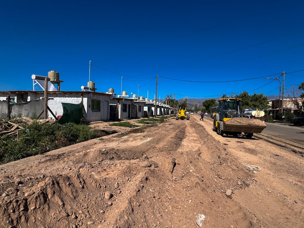 lasherasmza's tweet photo. #Obras 👷🏻 ¡Buenas noticias para los vecinos de #ElPlumerillo! Comenzaron los trabajos de movimiento de suelo en la calle Dorrego, los cuales forman parte del Plan de Concreto Asfáltico que se llevará a cabo.Luego de dichos trabajo, comienza el encarpetado con material asfáltico. https://t.co/9UFd7UmCb3