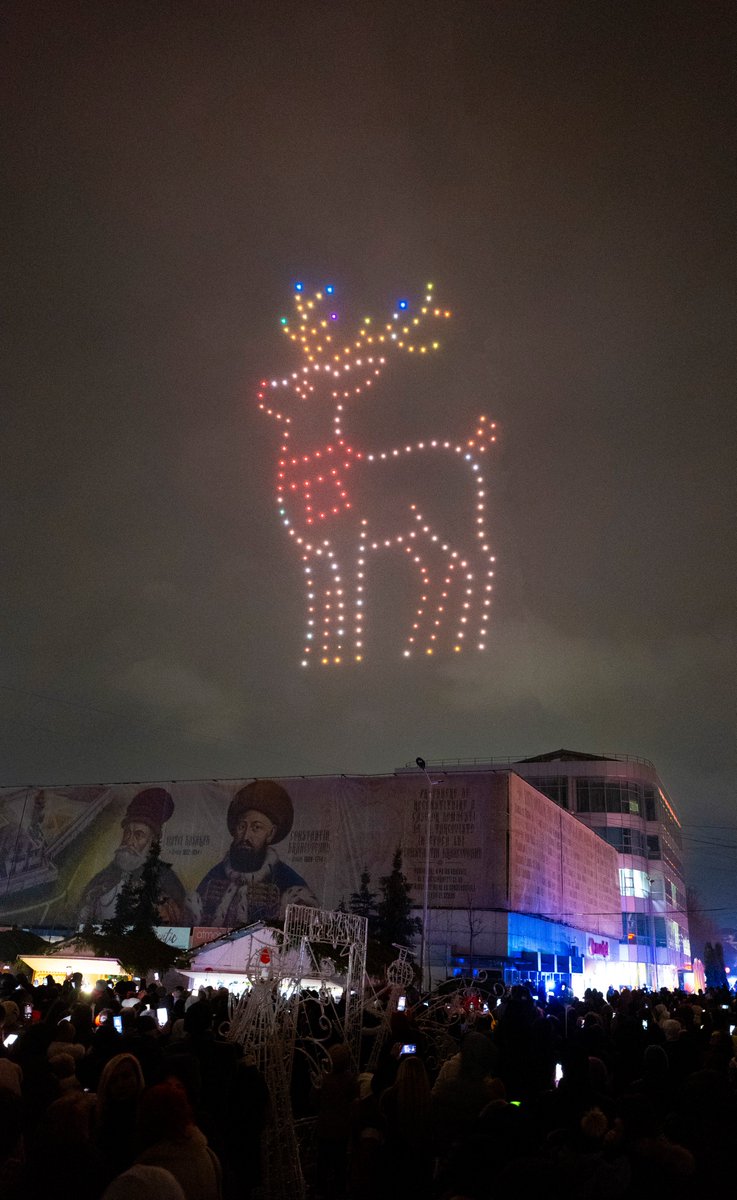 flystackshows's tweet image. It&apos;s always a pleasure to return here,where the energy and enthusiasm of the crowd inspire us every time.Thank you for being part of tonight&apos;s spectacular show – we can’t wait to see you again soon!🥳
#droneshow #dronelightshow #flystack #flystackdroneshows #droneart #show…