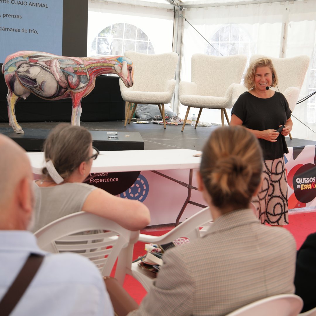 El sector quesero está en continua innovación para adaptarse a las tendencias actuales. No obstante, las técnicas de elaboración tradicionales están presentes en su día a día pues son parte de su herencia cultural y han de transmitirse de generación en generación 💛