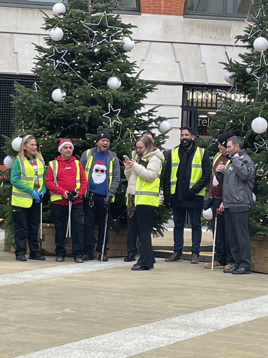 Gillet jaune Anglaise in Paternoster Square today