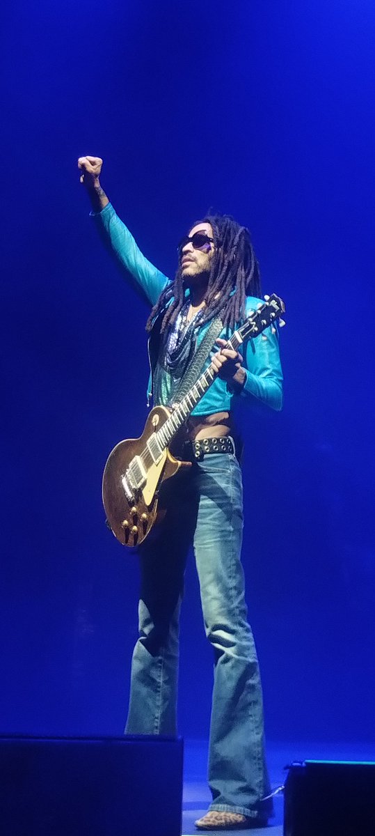 JavierDlacuadra's tweet photo. No puedo creer que haya estado ahí para hacerle está foto a @LennyKravitz en el Blue Electric Light Tour en Bogotá 11/12/2024. Es decir, es Lenny Kravitz, una leyenda viva del rock. https://t.co/dHc08BVJmA