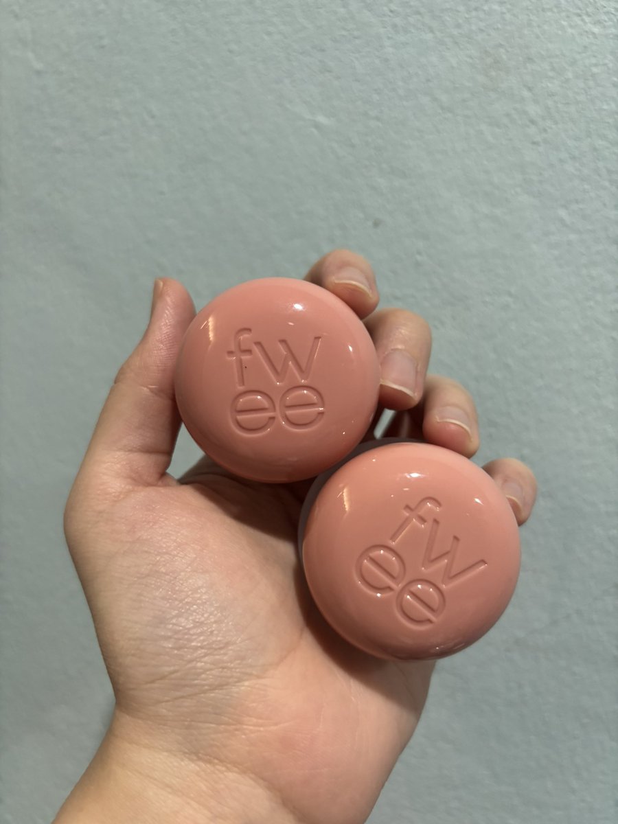 JaaaReview's tweet photo. Fwee บลัชออนที่น่าตำที่สุดในรอบปีนี้ ND01 OH! สีชมพูสว่าง
ND03 WITHOUT สีโทน neutral ลงหน้าเราติดส้มไปนิดนึง
บลัชออนเนื้อนุ่มมม ปาด เกลี่ยง่าย ราคาแรงนิดนึง กดจากชอปปี้400กว่าบาท ติดทนมากแม่ ลงแก้มฟุ่งเบลอนัว

10/10

#ไว้รีวิวห้ามขายของโว้ยย #ใช้ดีบอกต่อ #ใช้จริงรีวิวจริง https://t.co/No1dFEAkar