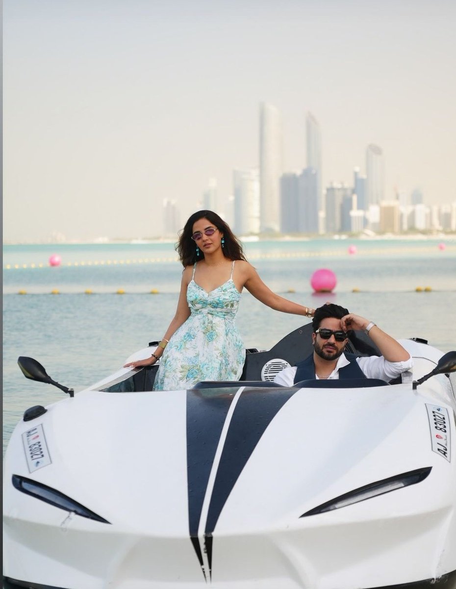ZNHZzRRtNOEqh7s's tweet image. He’s the driver, she’s the flame, together they ignite the streets of Abu Dhabi🔥🔥🧿 #JetSetRomance

Ps- The Car No. begins With AJ 🤭❤️😜
#Jasminbhasin #JasLy #Alygoni #JasLyians #JasLyforever
@jasminbhasin @alygoni