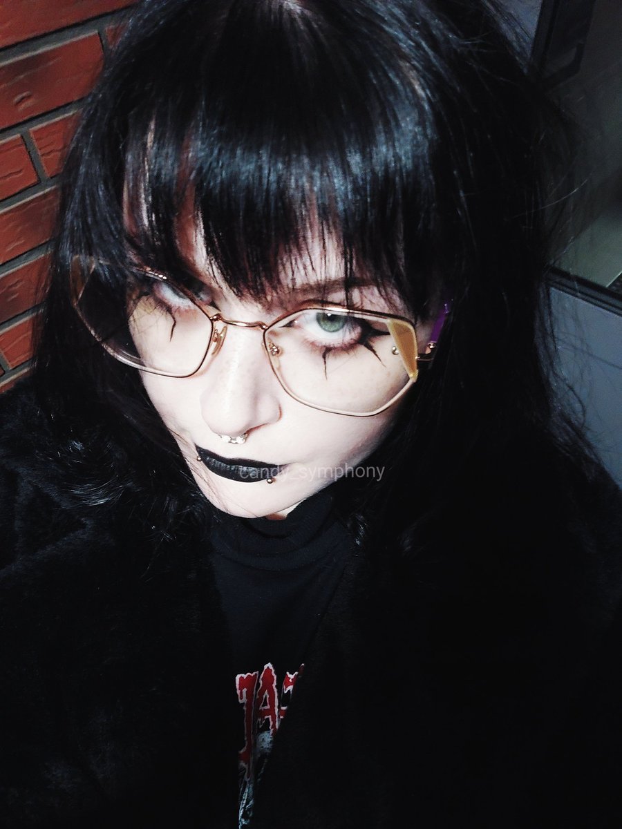 Goth gf ❌️
Metal gf ✅️
