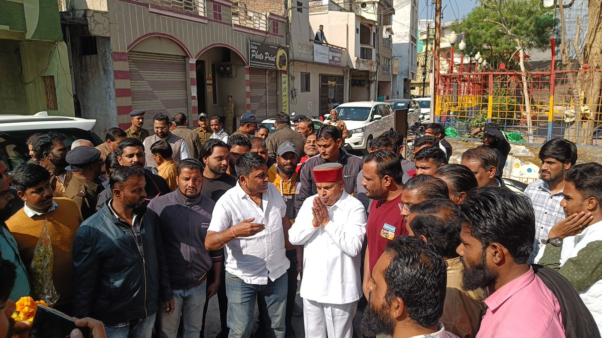 mehrapinkesh1's tweet photo. कर्नाटक के राज्यपाल महामहिम @TCGEHLOT
के पारिवारिक रूप से मेहरा निवास  (प्रकाश जी मेहरा) आने  पर बड़ी संख्या मैं स्नेह जनो, परिवार जनों की उपस्थिति मैं भव्य स्वागत, सम्मान, अभिवादन किया
@BJP4MP @bjpanilfirojiya @mpsudhirgupta @vdsharmabjp https://t.co/6Jwecmd8AI