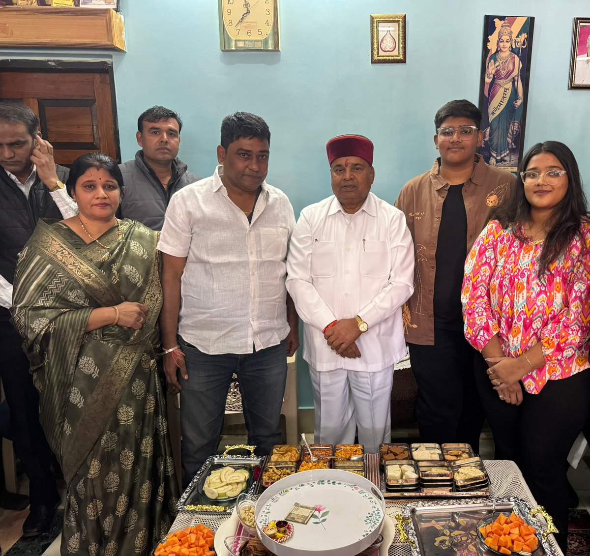 mehrapinkesh1's tweet photo. कर्नाटक के राज्यपाल महामहिम @TCGEHLOT
के पारिवारिक रूप से मेहरा निवास  (प्रकाश जी मेहरा) आने  पर बड़ी संख्या मैं स्नेह जनो, परिवार जनों की उपस्थिति मैं भव्य स्वागत, सम्मान, अभिवादन किया
@BJP4MP @bjpanilfirojiya @mpsudhirgupta @vdsharmabjp https://t.co/6Jwecmd8AI