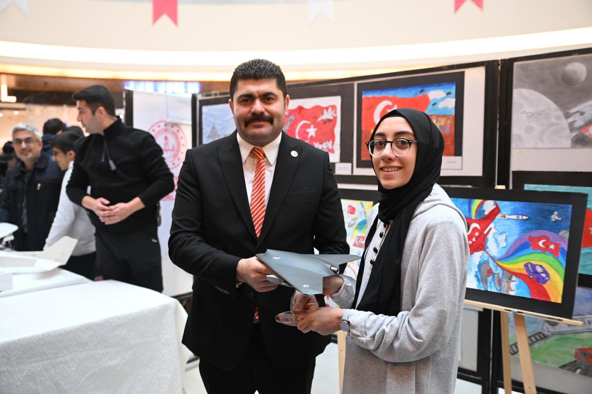 MalatyaMem's tweet photo. 🚀Müdürlüğümüzce  Tutum, Yatırım ve Türk Malları Haftası etkinlikleri kapsamında ortaokul kademesindeki öğrencilerimize yönelik düzenlediğimiz “Millî Teknoloji Hamlesi” temalı resim yarışmasında dereceye giren öğrencilerimiz ödüllendirildi.

🏅“Milli Teknoloji Hamlesi” ortaokullar arası resim yarışmasında:

 1️⃣Cahide Nebioğlu Ortaokulu öğrencimiz Elif Deniz Mercan birinci
 2️⃣Türkiyem Ortaokulu öğrencimiz Ümit Öztorun ikinci
 3️⃣Orhangazi Ortaokulu öğrencimiz Yağmur Yaren Çetintaş üçüncü oldu.

 Ayrıca, Jüri Özel ödülü Şehit Kenan Çetin Ortaokulu öğrencimiz Altay Boztepe’ye verildi.

#MilliTeknolojiHamlesi 

@tcmeb @Yusuf__Tekin @SeddarYavuz @TCMalatyaV @behcet_bakir @serdar__akyuz