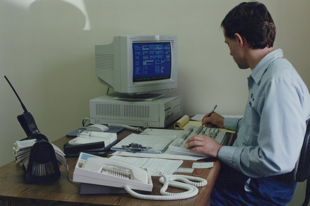 Today, we celebrate Jeffery M. Benore, President and CEO of Benore Logistic Systems, Inc.! His vision has shaped our growth from a farm in Erie, MI, to a supply chain leader. Join us in wishing him a happy birthday! 🎉 

#BenoreLogistics
