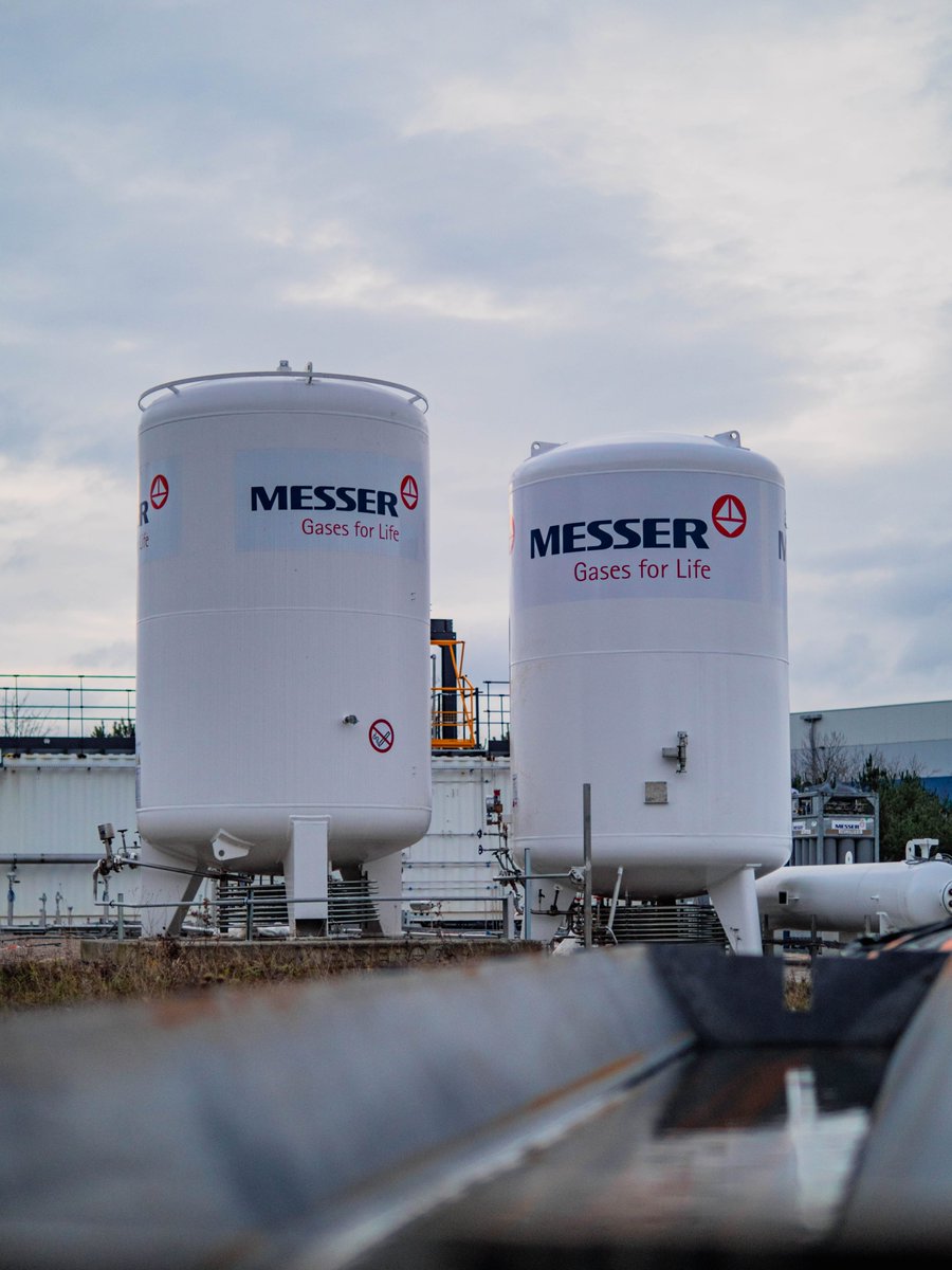 Latitude_eu's tweet image. [Tests Entry] Navier flight engine #Testbench integration advances at Titan Research &amp;amp; Test Center 🚧🏗️🚧 Updates include the installation of a #Deflector mounted on rails 🛡️🔥🛡️ cryogenic #FluidLines &amp;amp; several tanks 🗜️🎛️ Stay tuned as integration continues toward #HotFirings 🔜