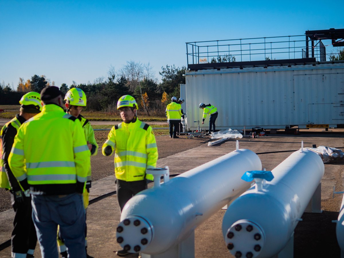 Latitude_eu's tweet image. [Tests Entry] Navier flight engine #Testbench integration advances at Titan Research &amp;amp; Test Center 🚧🏗️🚧 Updates include the installation of a #Deflector mounted on rails 🛡️🔥🛡️ cryogenic #FluidLines &amp;amp; several tanks 🗜️🎛️ Stay tuned as integration continues toward #HotFirings 🔜