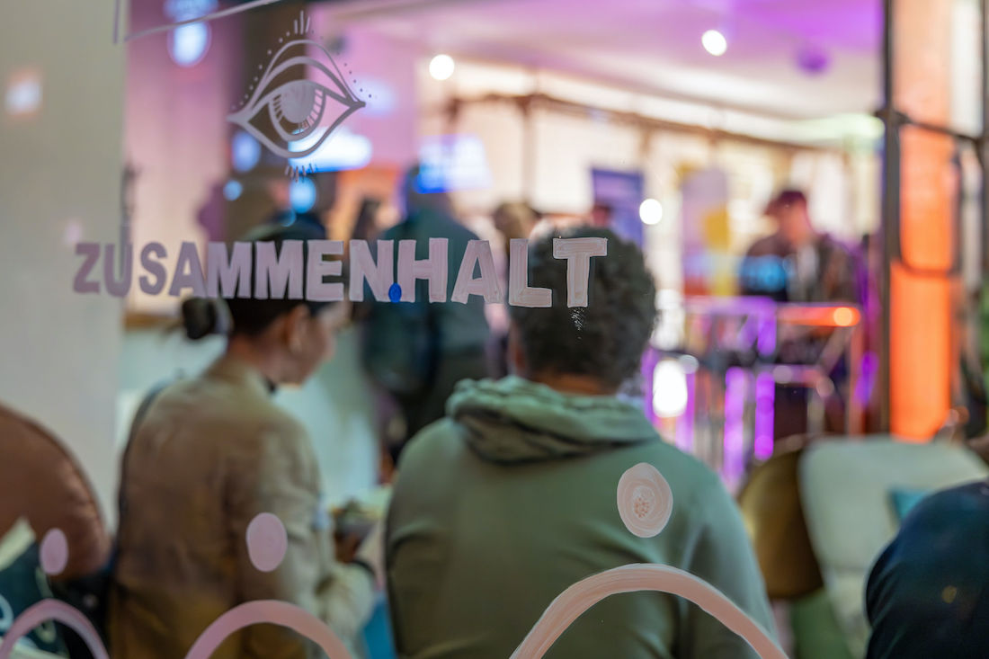 #Anzeige Lokale Projekte und Räume brauchen Unterstützung! 🌍  Die Initiative „Zusammen.Halt“ von Mars fördert Community-Orte mit bis zu 100.000 Dollar! Jetzt bewerben 👉mucbook.de/lokale-communi…