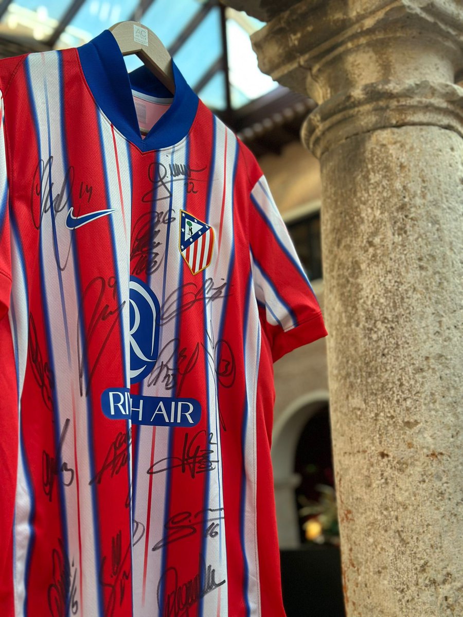 palaciosantaana's tweet photo. ¡Muchas gracias, @Atleti por este detallazo con el equipo de #PalacioDeSantaAna! 🙌🏻 https://t.co/wVirUGJEB2