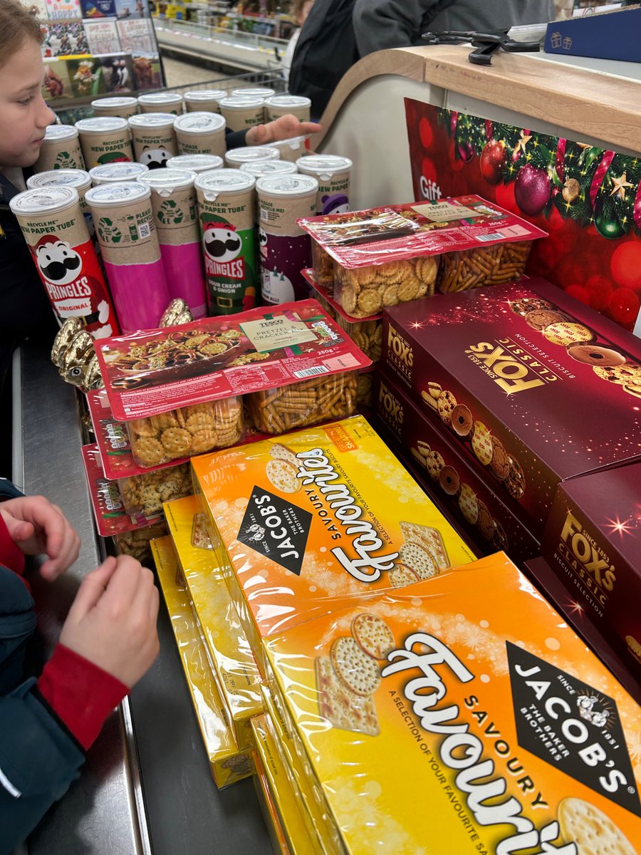 EastwayPrimary's tweet image. An extra big shop today! Weekly fruit for #SocialSnack and some Christmas goodies for the Social Supermarket 🎅🏼
