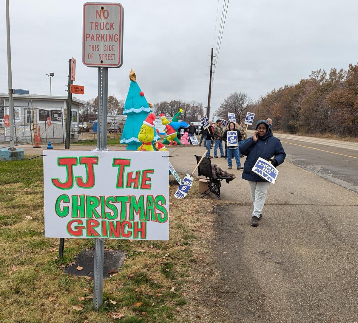 UAW's tweet photo. Playing now in a town near you:
The Boss Who Stole Christmas

Featuring: Faurecia (aka Forvia)
Location: Dexter, Missouri

Synopsis: Greedy bosses want to hoard all the Christmas cheer for themselves, leaving UAW Local 1930 members (Region 4) with no other option than to strike in hopes of maintaining good jobs for years to come.

Strike support: https://t.co/v6QnBRGpJV