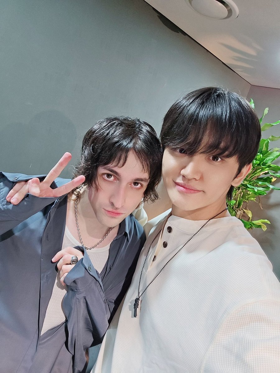 gatchamp3's tweet photo. HAPPY DECEMBER 12TH EVERYONE WONSANG AND PORTER ROBINSON FUCKING MET https://t.co/YRxYN7LUI8