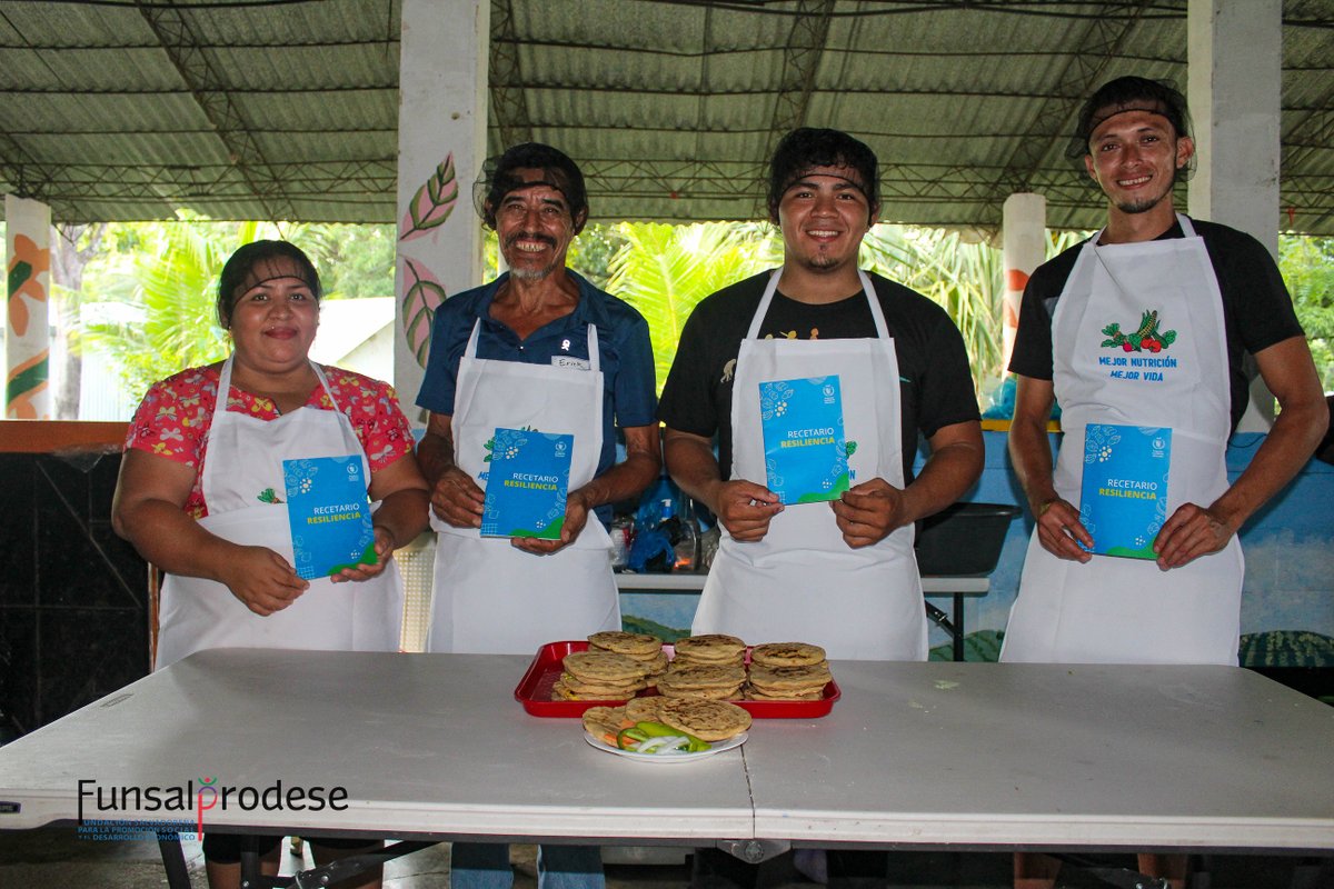 funsalprodese's tweet photo. 🌱 El sorgo aporta hierro, energía y vitaminas. @WFP_SV y FUNSALPRODESE promueven las pupusas de sorgo, hechas con masa de maíz y sorgo, rellenas de quesillo y vegetales. Tradición y salud en cada bocado.
#Funsalprodese #WFP #RecetasConSorgo https://t.co/ql4MOLq9dy