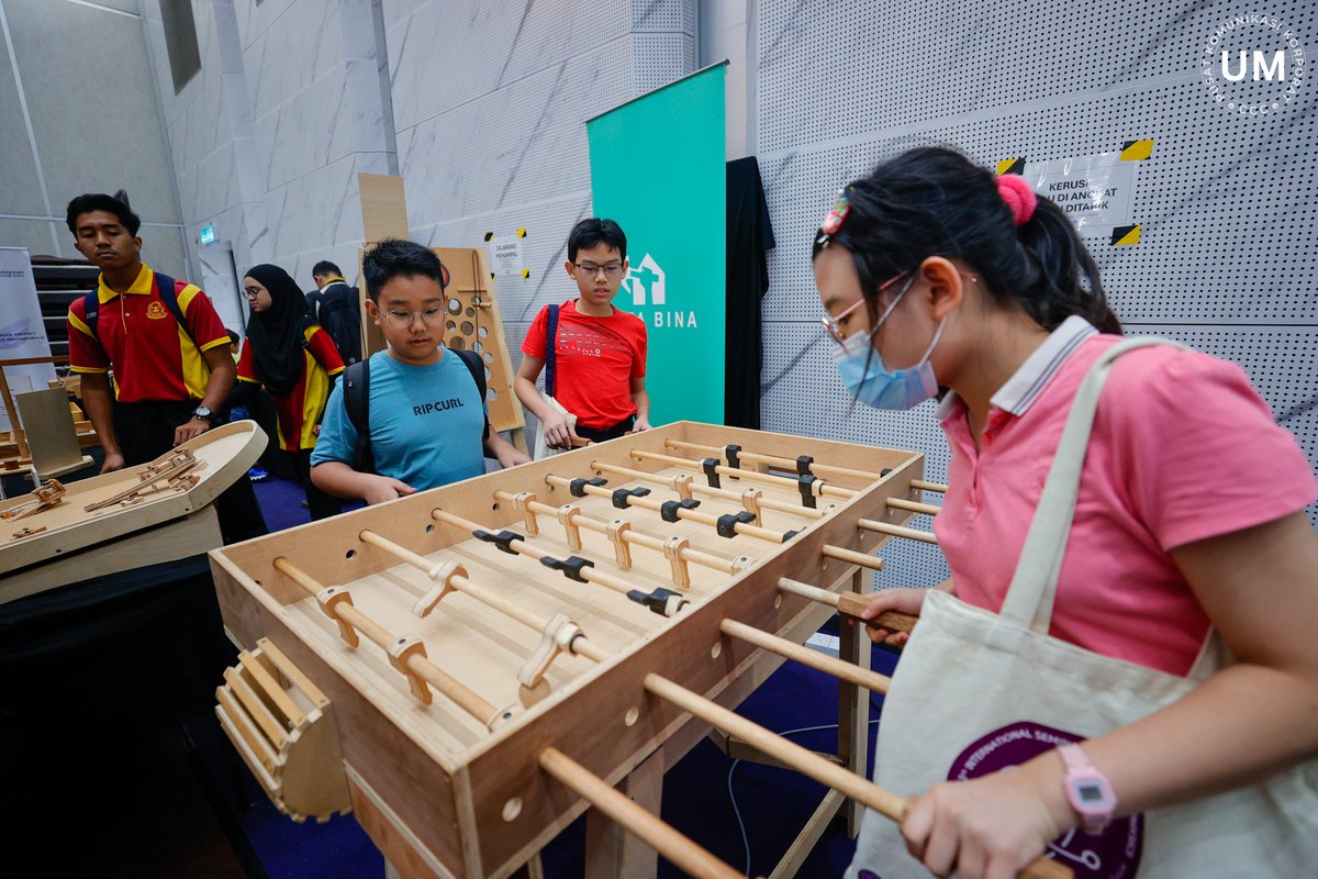 unimalaya's tweet photo. Universiti Malaya dengan bangga menjadi sebahagian daripada penganjur #MakersFest 2024 yang telah berlangsung pada 10 & 11 Disember 2024 di Kompleks Perdanasiswa UM. #MakersFest 2024 adalah sebuah pelantar strategik yang memupuk budaya inovasi dan kreativiti di Malaysia. Acara ini menghubungkan institusi pendidikan, industri, dan komuniti untuk mencipta penyelesaian berimpak tinggi kepada cabaran masa depan.

Sebagai pusat kecemerlangan pendidikan dan inovasi, Universiti Malaya komited untuk terus memainkan peranan penting dalam melahirkan generasi inovator yang berdaya saing di peringkat global. #HomeoftheBright #LandoftheBrave