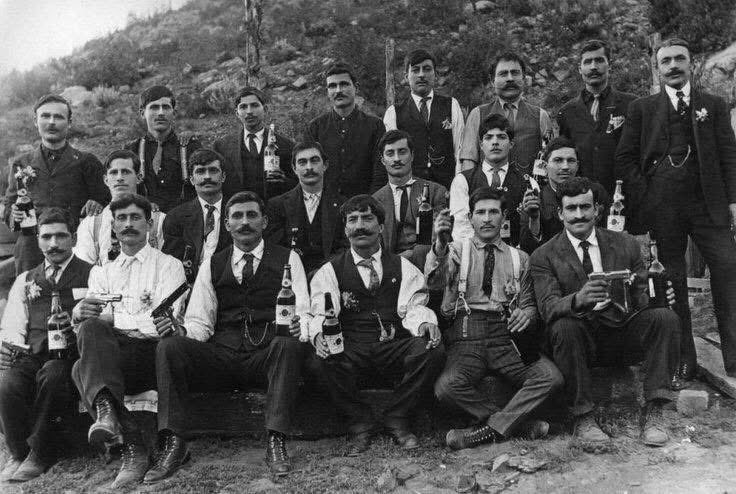 UnapolgetiGrk's tweet photo. Greek immigrants from Crete photographed in their new home in Utah, USA, 1923. https://t.co/6C6KrYfkAW