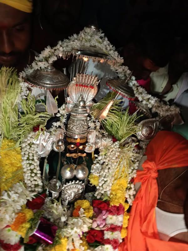 ValerHaida's tweet photo. ಚಾಲುಕ್ಯರ ಹರತಿ ಕುಲಸ್ಥ ಚಲವಾದೇರು ಚಿತ್ರದುರ್ಗ ಹಾಗೂ ತುಮಕೂರು ಭಾಗಗಳಲ್ಲಿ ಕಾಣಸಿಗುತ್ತಾರೆ, ಹಾಗೂ ಇವರು ಚಲವಾದಿ ಲಿಂಗಾಯತ ಗುರುಗಳಾದ ಸರ್ವಾಡೇಶ್ವರ ಹಾಗೂ ಹರತಿ ಮಾರಕ್ಕ ಆರಾಧಕರಾಗಿದ್ದಾರೆ. ಚಲವಾದಿ ಕಟ್ಟೆಮನೆಗಳ ಬಗ್ಗೆ ಹೆಚ್ಚು ಅಧ್ಯಾಯನವಾಗಬೇಕಿದೆ. ಮರೆತು ಹೋದ ಹೊಲಯರ ಭವ್ಯ ಇತಿಹಾಸದ ದಾಖಲೆಯಾಗಬೇಕಿದೆ. #chalukya #kannada #history https://t.co/UY0hhKAsqS