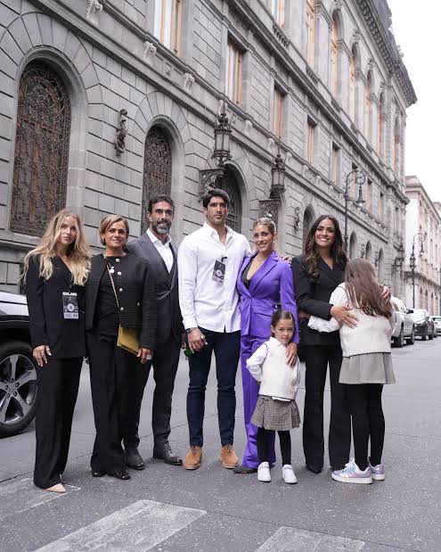 arlinmedrano_'s tweet photo. Ay @AlessandraRdlv, ¿tú que puedes decir de hipocresía? Si tú y tu familia, si pudieran hubieran hecho lo mismo. Si tu hermano presume fajos de billetes de dudosa procedencia, y las compras en diseñador. 

El problema es el aspiracionismo de creer que aún se pueden servir del pueblo. Pregunta, ¿eso también le dijiste a @EPN o a @alitomorenoc o solo cuando conviene?