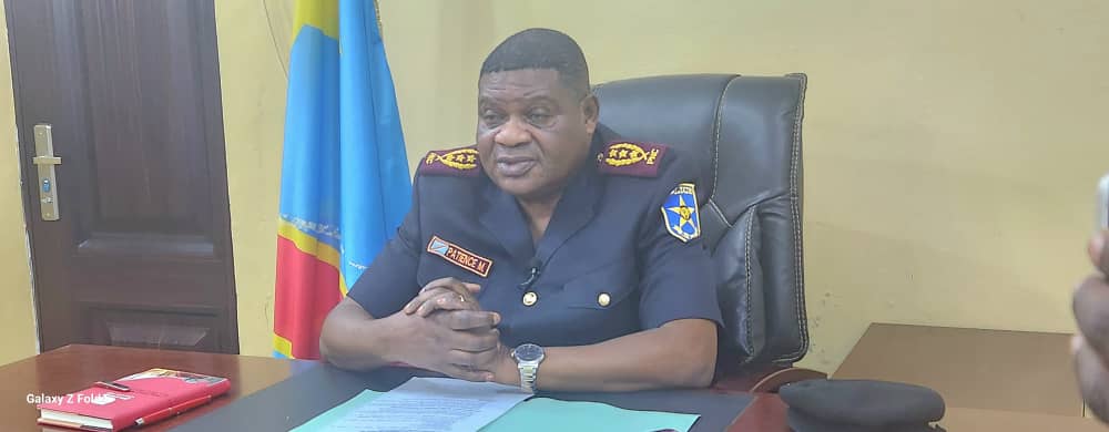 igpnc2's tweet photo. Au cours de ce briefing, le patron de l'IG PNC le ComDivPp Philémon Patience Mushid Yav a également annoncé le déploiement du 20 Dec au 10 Janv des inspecteurs sur terrain pour veiller sur le travail de la Police pendant la période de festivités de fin d'année. https://t.co/kpsKwO9wgb