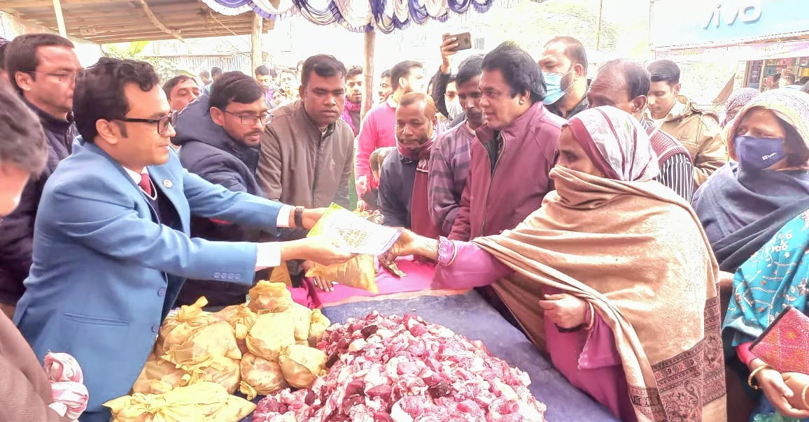 নওগাঁয় গরুর মাংস মিলছে ৫৫০ টাকায়, কিনতে পারবেন ২৫০ গ্রামও