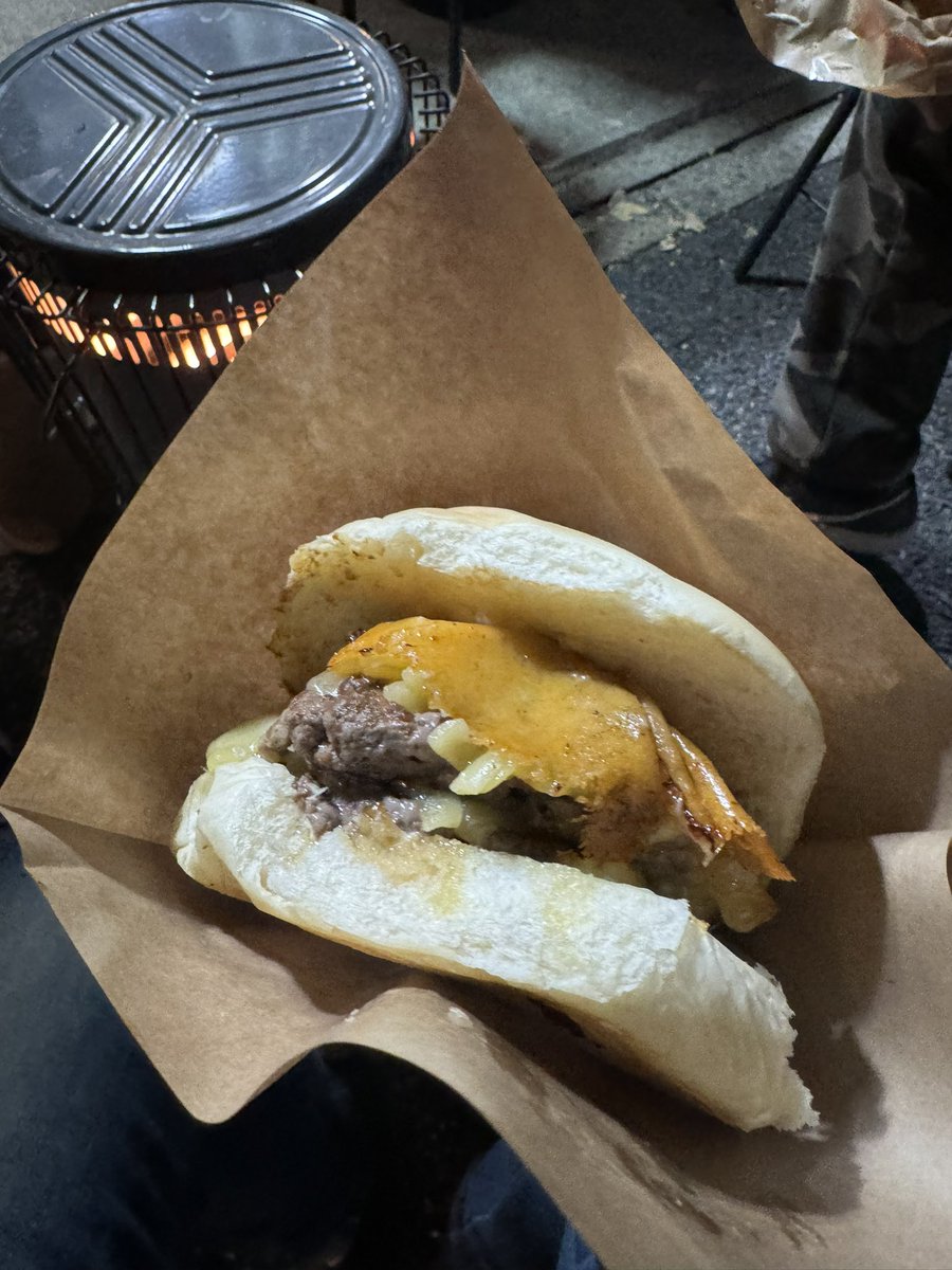 FormationRacing's tweet image. FORMATION走には、HOSHI’S BURGERが出店してくれます！
美味しいハンバーガーに、すごい温まるスープまで！！😎

めちゃくちゃ美味しいハンバーガーみんなで食べましょう！！
混雑が予想されるので、早め早めに注文ください🙇