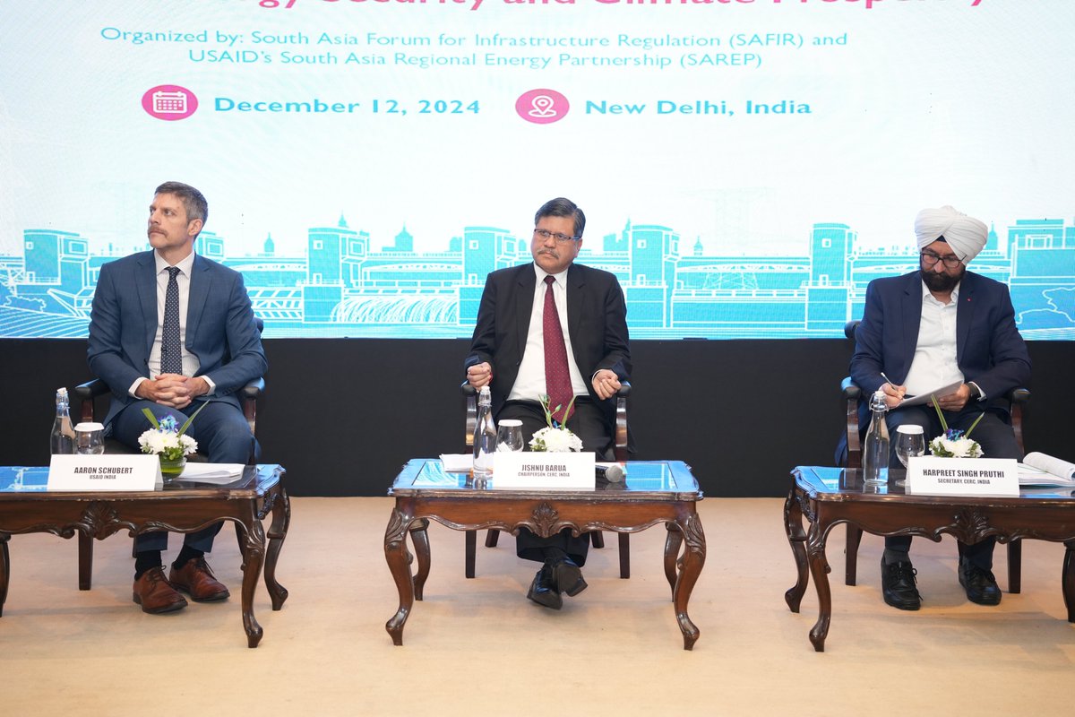 SAREPEnergy's tweet image. The 2nd edition of SAFIR-SAREP Dialogue, organized by South Asia Forum for Infrastructure Regulation and @USAID&apos;s SAREP, highlighted South Asia as a rising energy hub. Leaders discussed trans-regional grids to boost energy security &amp;amp; climate resilience #OSOWOG #EnergyTransition…