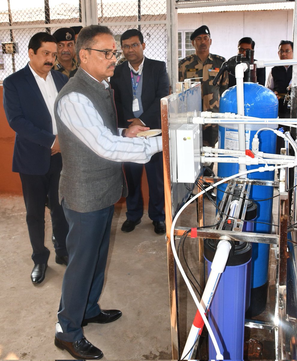 stcbsfnb's tweet image. Today, as part of  corporate social responsibility STC BSF NB in collaboration with SBI installed 04 RO plants of 200 LPH each to provide clean water to trainees. IG STC BSF NB and senior officials of SBI were present on the occassion.