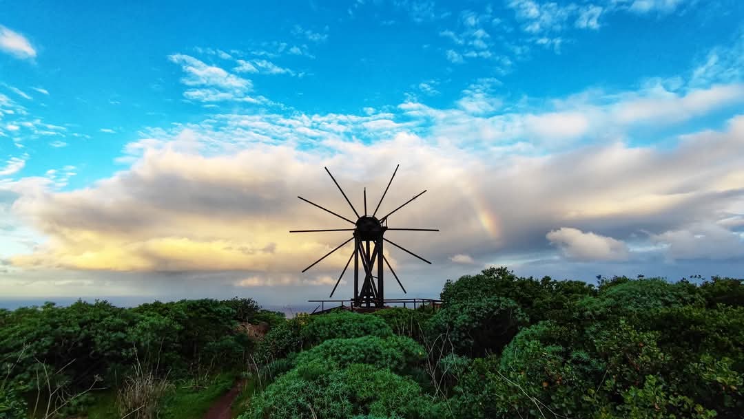 ✨ 🌿En los municipios de Garafía y Puntagorda se alzan majestuosamente los tradicionales molinos de viento, testigos del legado agrícola de la isla de La Palma. 🌾 🍃

🔍 Visita este patrimonio cultural, rodeado de paisajes impresionantes.🌟🌲 [📸 Daina Sgobino]