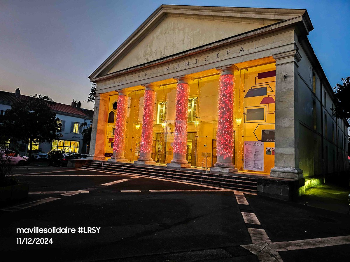 La Roche-sur-Yon. [Images] de photos de Noël du jour.

#NoëlLaRocheSurYon #Illuminations #MarchéDeNoël #VillageDuPèreNoël #LRSY  #LAROCHESURYON
mavillesolidaire.fr/actualite/post…
