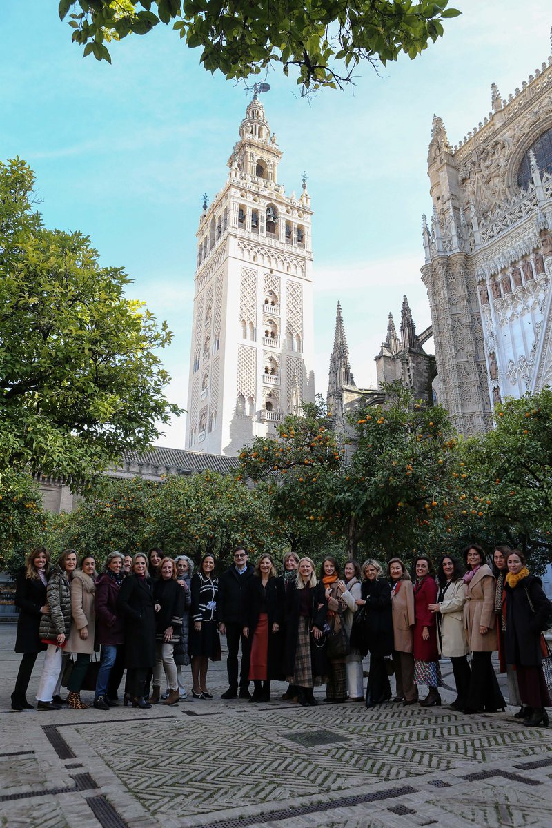 masmujeresforo's tweet photo. Gracias a Francisco Ortiz Bernal Dean de la @CatedraldeSev por recibirnos y a @naisabel_Gamero Conservadora de Bienes Muebles por guiarnos en la visita a Sedes Hispalensis Fons Pietatis. https://t.co/LwHL5Az65B