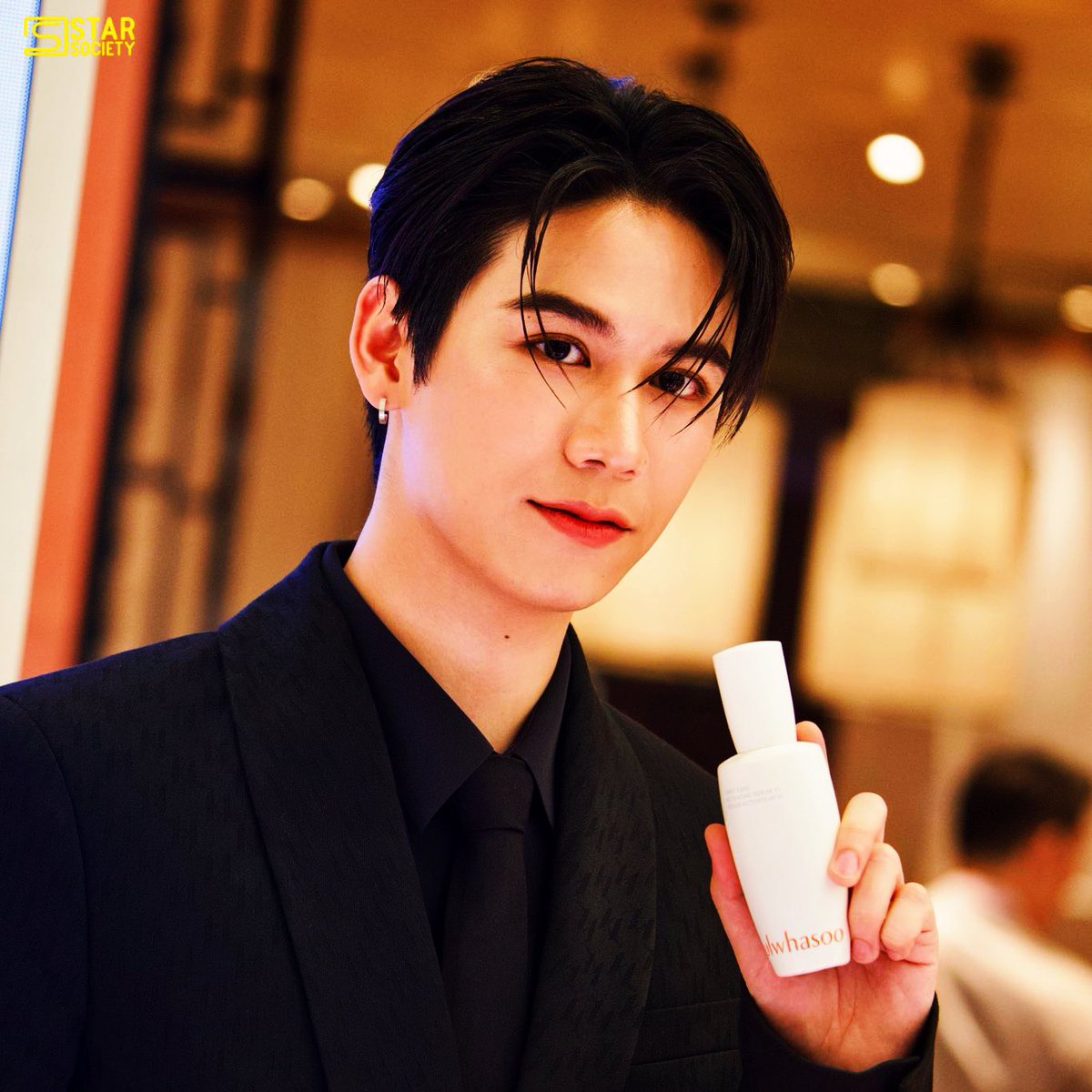 mafavis__'s tweet photo. พูดไปใครจะเชื่อว่าดาราแนวหน้าของเมืองไทย แก้วตาดวงใจของราชสกุลเสรีวิชยสวัสดิ์ กำลังเดตกับมาเฟียทรงอิทธิพล เจ้าพ่อธุรกิจส่งออกรายใหญ่ของประเทศ https://t.co/a6eo1VakAT
