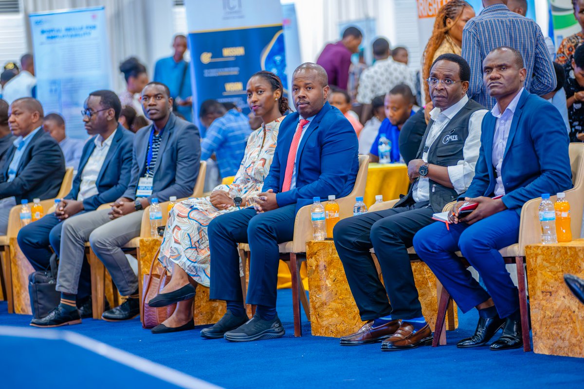 CityofKigali's tweet image. #JobNet kuri iyi nshuro irihariye. Usibye guhuza abatanga imirimo n'abayikeneye, hari kandi n'igitaramo cyiza cyane, aho abaje muri iki gikorwa barimo gutaramirwa n'Itorero "Indatirwabahizi" ry'Umujyi wa #Kigali. 

#KigaliYacu