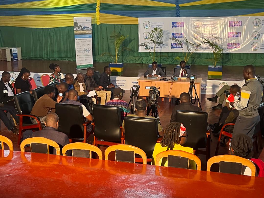 Musanze District (@musanzedistrict) on Twitter photo Uyu munsi,Ubuyobozi bwa <a href="/MusanzeDistrict/">Musanze District</a> burangajwe imbere na Meya <a href="/NsengClaudien/">NSENGIMANA Claudien</a> buri kugirana ikiganiro n'itangazamakuru Kigaruka Ku buzima bw'Akarere.Iki kiganiro cyitabiriwe na Komite Nyobozi y'Akarere, Abayobozi b'Amashami mu karere ndetse n'abahagarariye ba ESs b'Imirenge Uyu munsi,Ubuyobozi bwa <a href="/MusanzeDistrict/">Musanze District</a> burangajwe imbere na Meya <a href="/NsengClaudien/">NSENGIMANA Claudien</a> buri kugirana ikiganiro n'itangazamakuru Kigaruka Ku buzima bw'Akarere.Iki kiganiro cyitabiriwe na Komite Nyobozi y'Akarere, Abayobozi b'Amashami mu karere ndetse n'abahagarariye ba ESs b'Imirenge