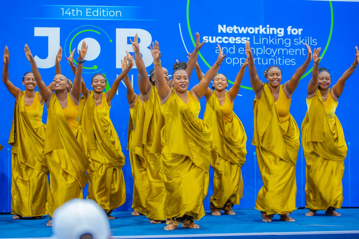 CityofKigali's tweet image. #JobNet kuri iyi nshuro irihariye. Usibye guhuza abatanga imirimo n'abayikeneye, hari kandi n'igitaramo cyiza cyane, aho abaje muri iki gikorwa barimo gutaramirwa n'Itorero "Indatirwabahizi" ry'Umujyi wa #Kigali. 

#KigaliYacu