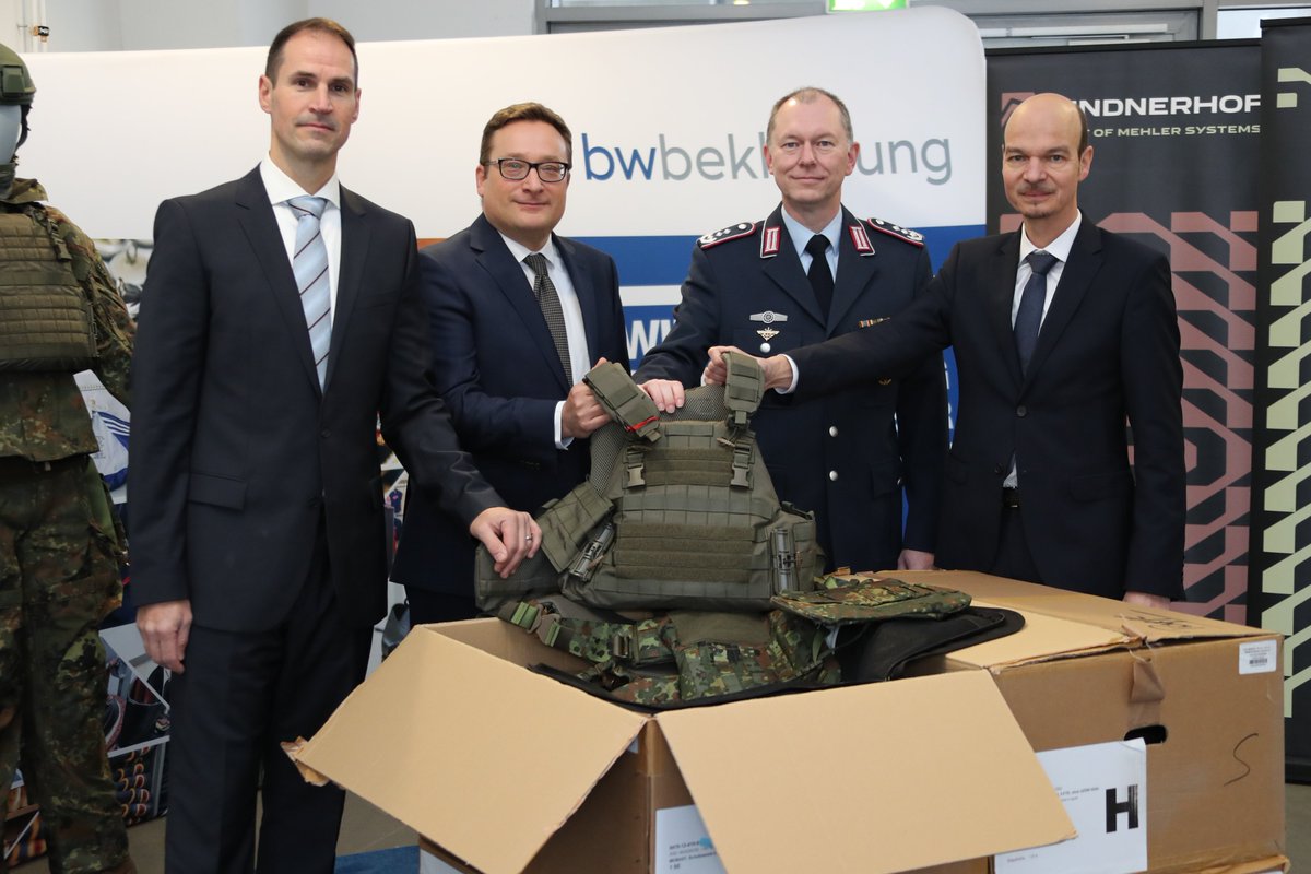 #Beschaffungläuft:
BwBM und BAAINBw haben heute die 200.000ste #Schutzweste für die Modulare ballistische Schutz- und Trageausstattung #MOBAST übernommen👉damit kann die aktive Truppe komplett ausgestattet werden.
Dank #Sondervermögen wurde die Beschaffung deutlich beschleunigt❗️
