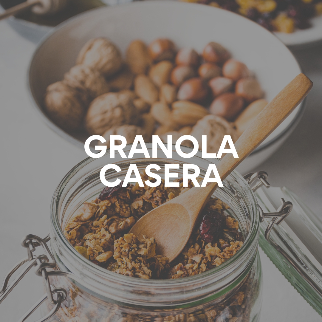 ¿Necesitas un snack que te impulse? 🏋️‍♀️ Esta granola casera con avena, frutos secos, semillas y miel es perfecta para mejorar tu rendimiento. Energía pura para tu día o entrenamiento. ¡Descubre cómo hacerla! 👉 bit.ly/3Bd2kj2